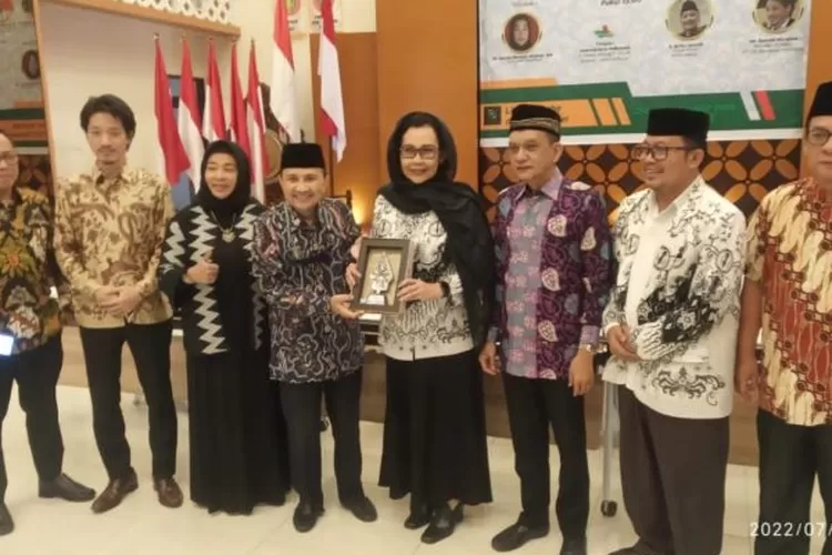 Ketum Hisminu KH. Z. Arifin Junaidi dan Ketum PB PGRI Prof. Dr. Unifah Rosyidi setelah FGD Guru di Era digital: peluang dan tantangan di Jakarta (dok.  Klikanggaran)