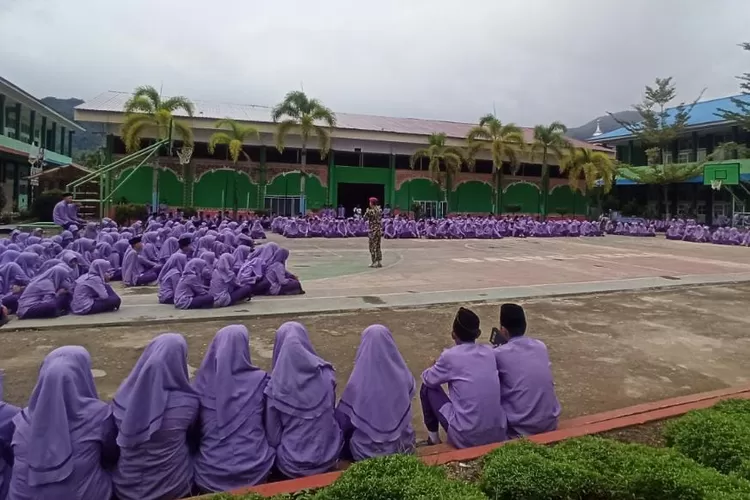 Komandan Batalyon Intai Amfibi Mayor Marinir Ricky Sandro Motivasi Pelajar SMAN 1 Solok Selatan