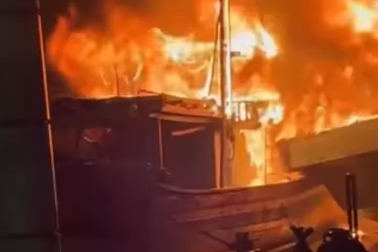 Breaking News: Kapal-Kapal Terbakar di Pelabuhan Jongor Tegal Jawa Tengah (Istimewa )
