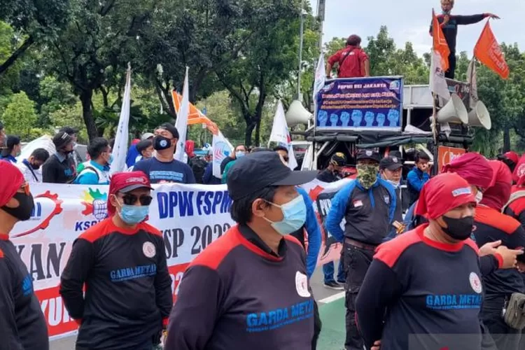 Ratusan buruh dari Konfederasi Serikat Pekerja Indonesia (KSPI), Asosiasi Serikat Pekerja (ASPEK) dan serikat buruh lainnya menggelar aksi unjuk rasa di Gedung Balai Kota, Jakarta Pusat, Rabu (10/11/2021). (ANTARA/Mentari Dwi Gayati)