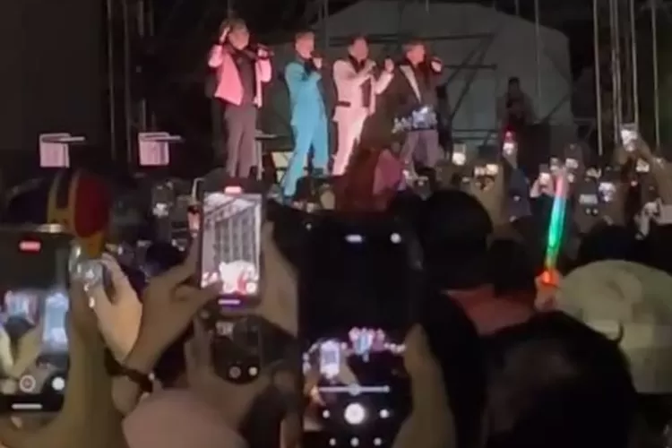 Suasana konser Weslife di Prambanan yang gelap gulita sehingga mengecewakan penonton (Ayoyogya.com/Rahajeng Pramesi)