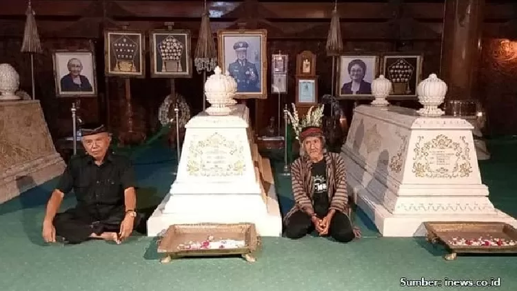 Makam almarhum Presiden Soeharto dan Ibu Tien Soeharto di Astana Giri Bangun, Karanganyar, Jawa Tengah. 