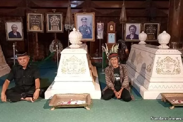 Makam almarhum Presiden Soeharto dan Ibu Tien Soeharto di Astana Giri Bangun, Karanganyar, Jawa Tengah. 