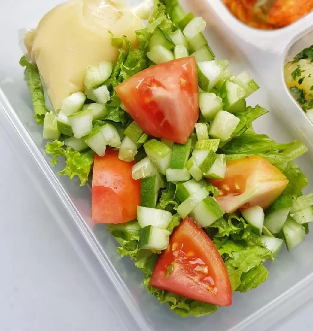 Tomat, slada, kentang dan mentimun ini semakin nikmat dengan campuran saus mayo dan kuning telor. (Instagram : @myhealthyfebee)