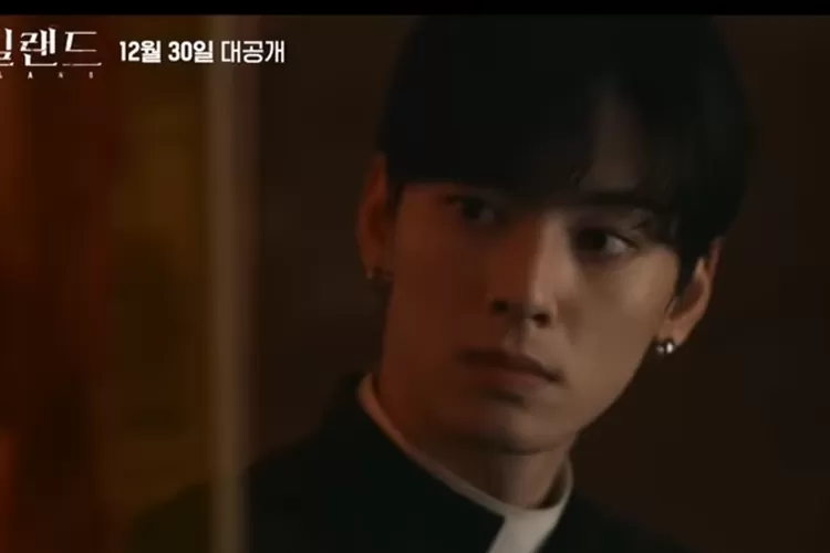 Cha Eun Woo sebagai John, Pendeta pengusir setan pada drakor 'Island' (Tangkapan Layar Official Trailer 2 )