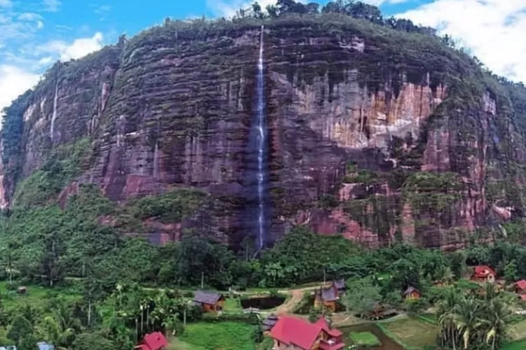 Lembah Harau, yang merupakan salah satu wisata paling hits di Payakumbuh. (Instagram @travel_odan.)