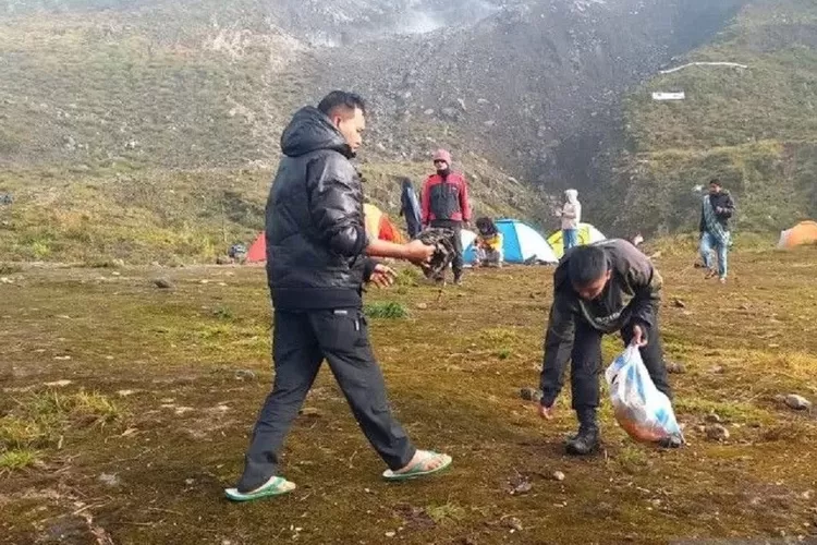 Upacara HUT RI 77 di Gunung Talang Berlanjut Aksi Pungut Sampah, Pendaki Apresiasi Bupati Solok/IST