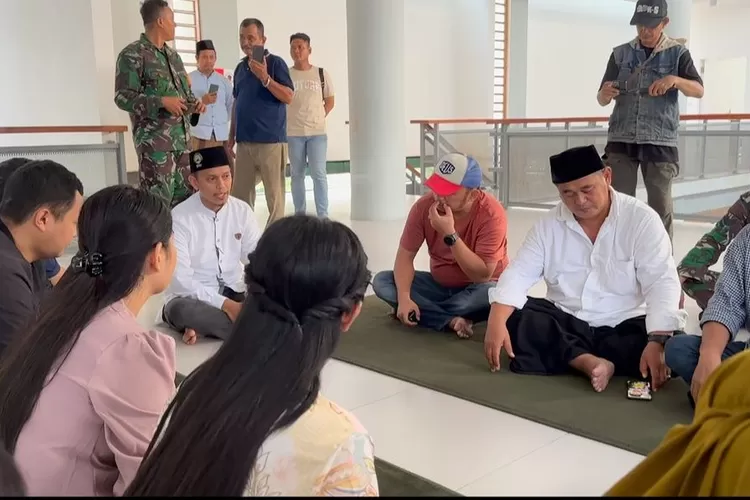 Detik detik Dewi Perssik ngamuk di masjid saat mediasi sapi kurban: ngatain Ketua RT orang gila (Instagram @dewiperssik9)