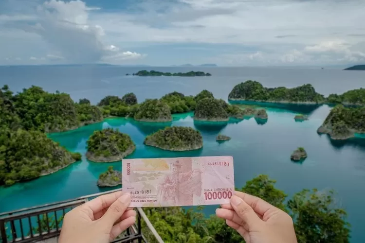Raja Ampat UNESCO Global Geopark menjadi satu di antara empat empat situs geopark Indonesia ke dalam jaringan UNESCO Global Geoparks .