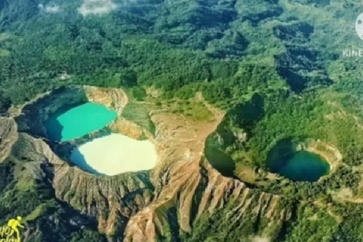 Danau Kelimutu di NTT memukau dengan tiga warna. Inilah kisah mistis di baliknya.