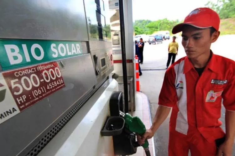 ilustrasi. Petugas SPBU bersiap melayani pembeli Biosolar 