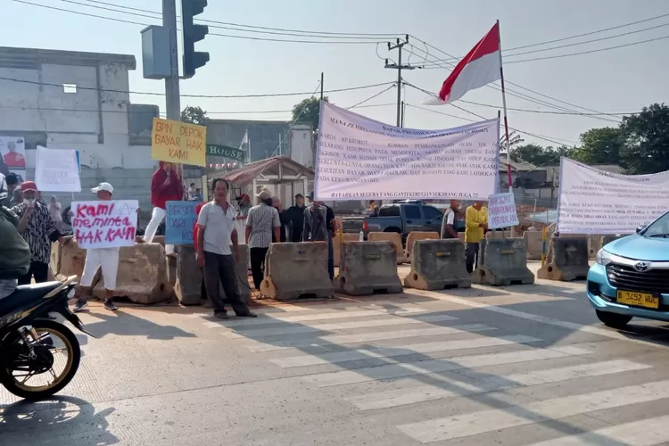 Puluhan penggarap lahan eks Situ Krukut masih menunggu kejelasan pembayaran UGK yang di tahan PN Depok. Hingga Akhinrya menggelar aksi demo, kemarin (13/9). (RADAR DEPOK)
