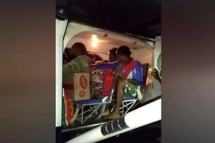 Pesawat perintis Susi Air dibakar di Papua. Salah satu penumpang tampak mengenakan kaos bintang kejora.