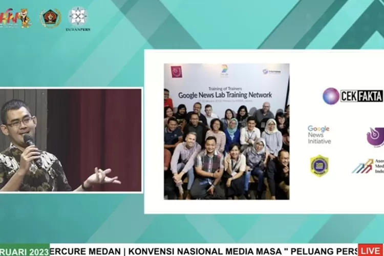 Yos Kusuma, News Partnerships Lead, Google Indonesia berbicara di sesi pertama Konvensi Media Massa pada peringatan Hari Pers Nasional yang berlangsung 8 Februari 2023.