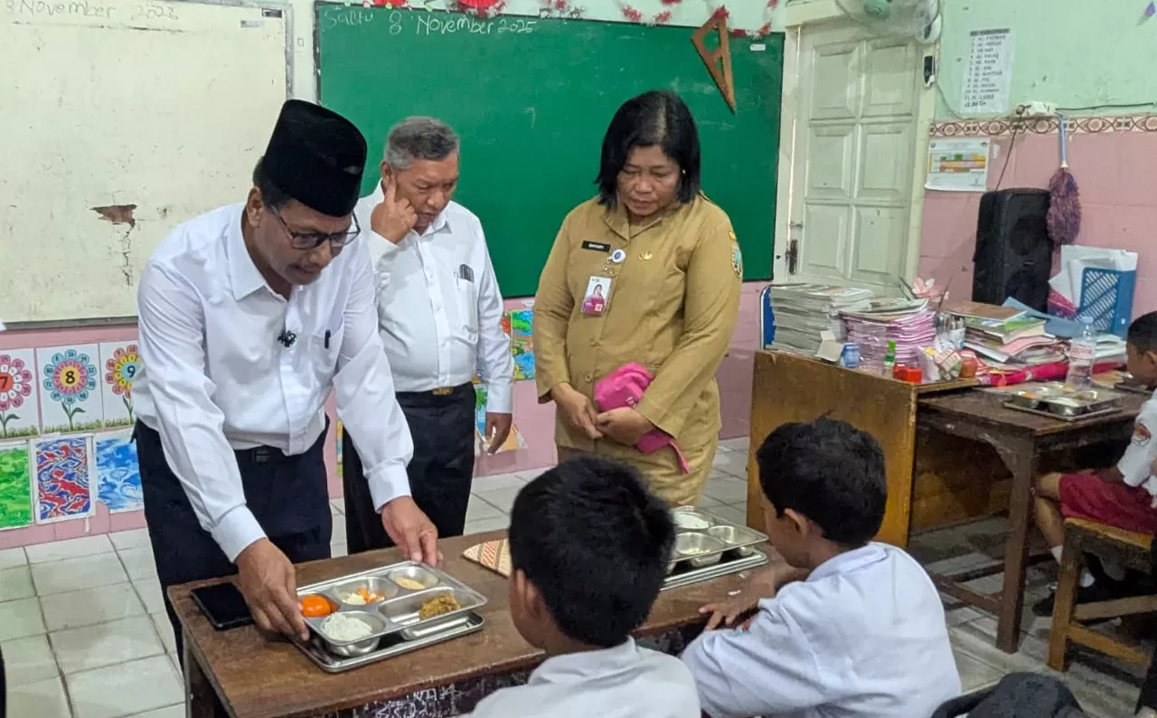 Bupati Rembang Harno kaget saat meninjau program Makan Bergizi Gratis di SDN Kutoarjo, menu siswa ternyata sesuai gizi.