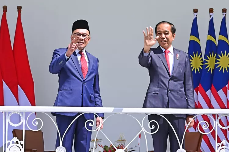 Presiden Joko Widodo (Jokowi) melambaikan tangan saat mendampingi PM Malaysia Anwar Ibrahim saat berkunjung ke Indonesia, Senin (9/1/2023). (Muchlis Jr - Biro Pers Sekretariat Presiden)
