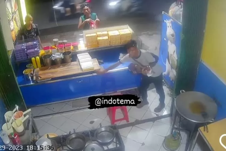 Screenshoot rekaman CCTV aksi tiga pemuda mencuri HP milik pedagang martabak. (Instagram/@terangmedia)