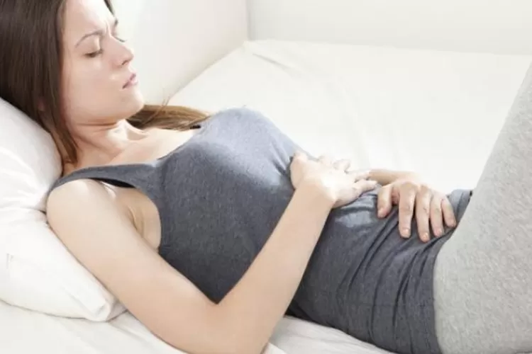 Ilustrasi sakit akibat adanya gangguan kesehatan pada pencernaan. (Foto: Fimela)