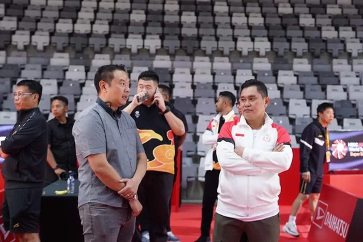 Ketua PP PBSI Fadil Imran didampingi Kabid Binpres Eng Hian serta pengurus dan pelatih Pelatnas Cipayung mengecek kesiapan venue Indonesia Masters 2026, di Istora yang akan digelar 20-26 Januari 2026. (PBSI)