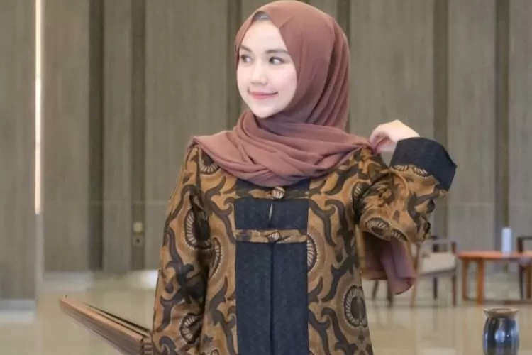 Inilah 10 Inspirasi Baju Batik Kerja Wanita Berhijab, Yang Membuat ...