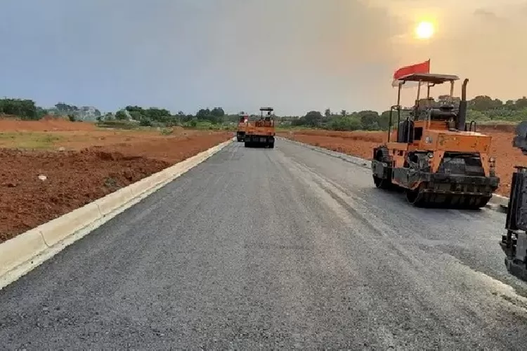Pembuatan jalan dengan menggunakan bahan campuran limbah plastik di Kabupaten Garut