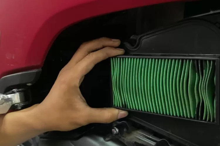 Saringan udara yang kotor menjadi salah satu penyebab sepeda motor boros bahan bakar.