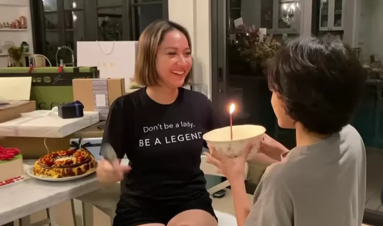 Noah Sinclair berikan kue ulang tahun kepada ibunya.