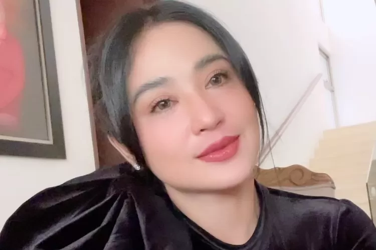Difitnah kena karma Putri Ariani,Dewi Perssik emosi nggak terima auto nyalahin buzzer (Instagram @dewiperssik9)