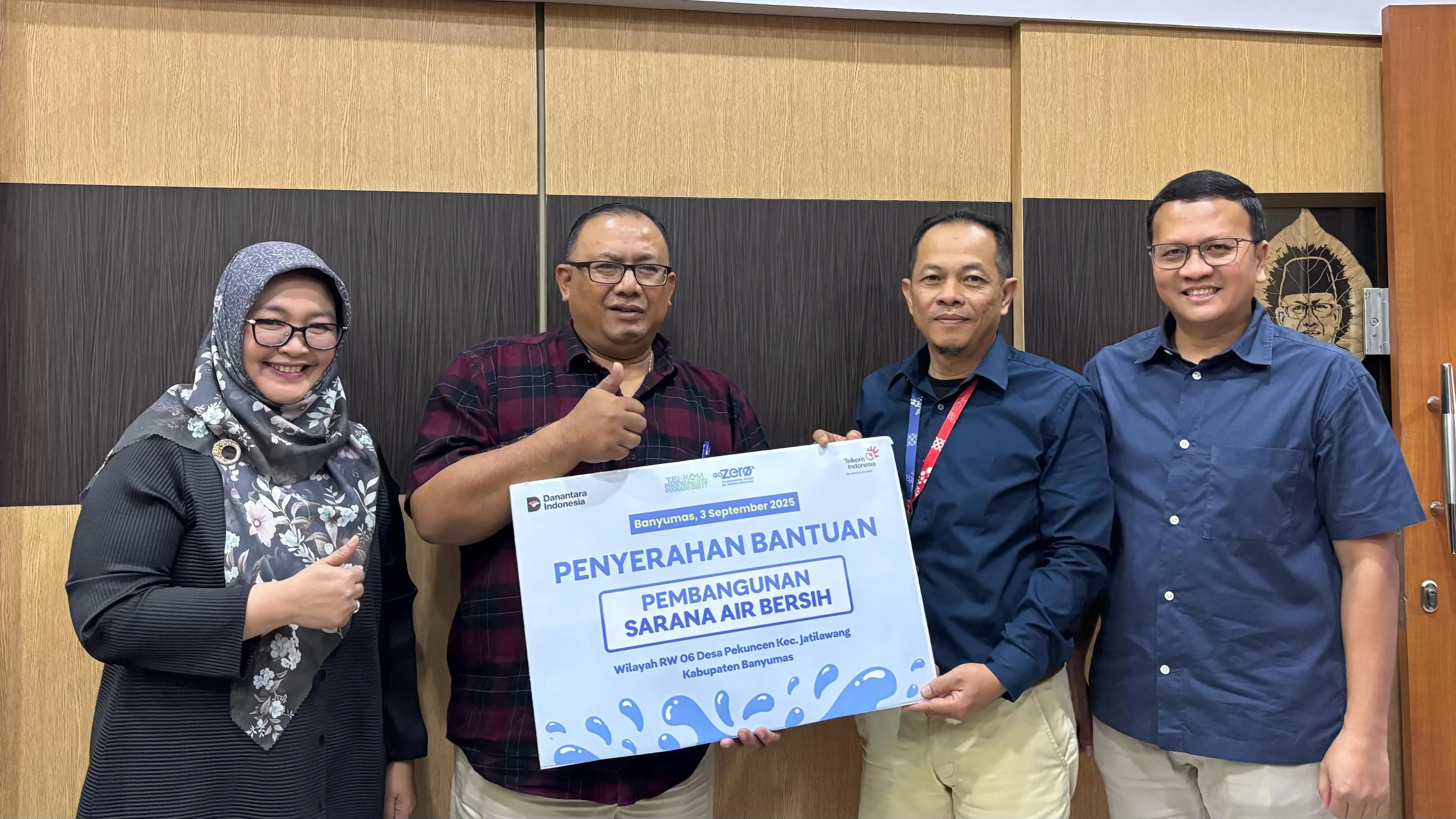 Seremoni penyerahan bantuan dari Telkom untuk pembangunan sarana air bersih Masyarakat adat Bonokeling.