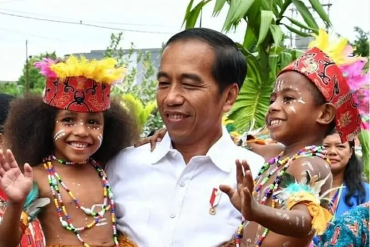 Presiden Jokowi menggendong anak Papua. Jokowi akhirnya buka suara soal pembebasan Pilot Susi Air setela5 bulan disandera KKB Papua