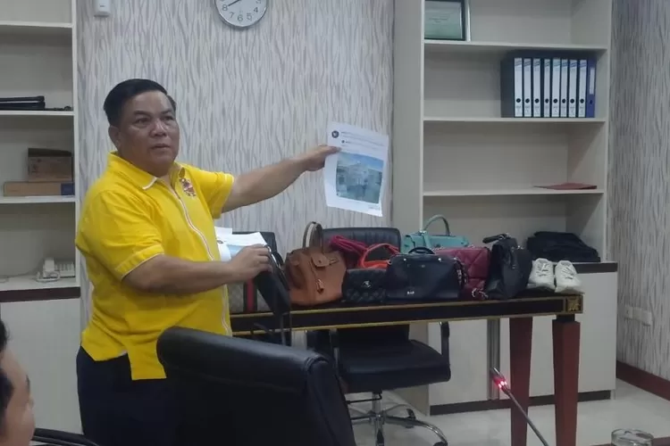 Sekda Riau SF Hariyanto saat melihatkan barang bermerek yang digunakan istrinya.  (riau.go.id)