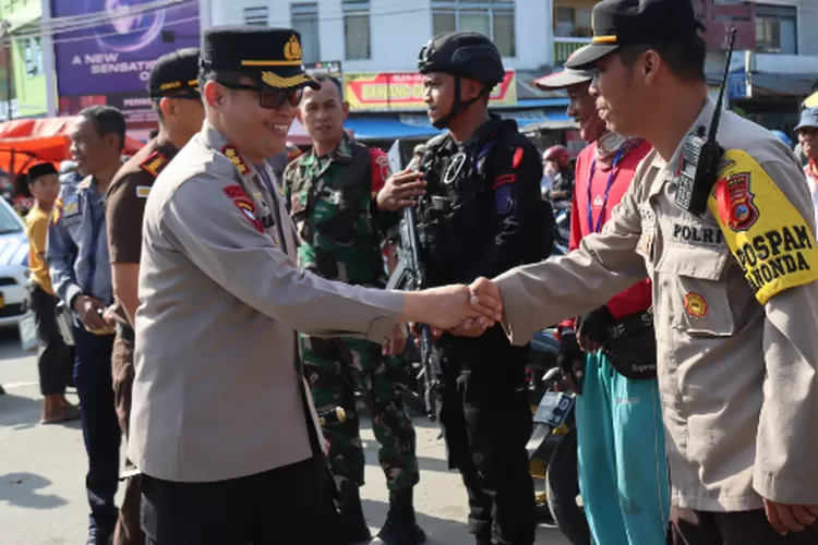 Kepala Kepolisian Resor Kota ( Kapolresta) Palu Kombes Pol. Barliansyah, S.I.K., M.H. didampingi PJU Polresta Palu bersama Forkopimda lota Palu melakukan pengecekan dan memastikan kesiapan Personel di Pos Pelayanan (Posyan) dan Pos Pengamanan (Pospam) dalam Operasi Ketupat Seulawah 2023. (Ist)