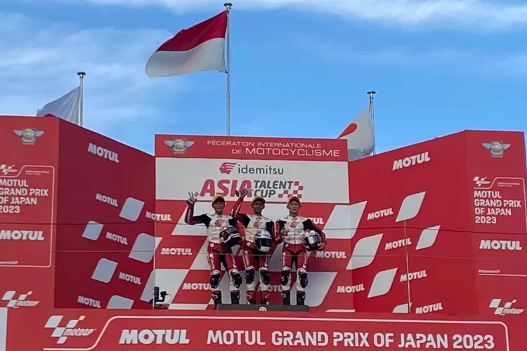 Pebalap AHM Veda Ega Pramata (tengah) meriah juara pertama Idemitsu ATC 2023 seri kedua di Motegi Jepang.