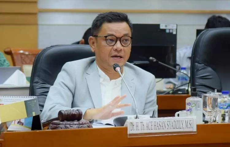 Wakil Ketua Komisi VIII DPR RI Ace Hasan Syadzily mengusulkan agar Badan Pengelola Keuangan Haji (BPKH) dan Maskapai Garuda Indonesia melakukan transaksi biaya penerbangan dalam mata uang dolar untuk tekan ONH