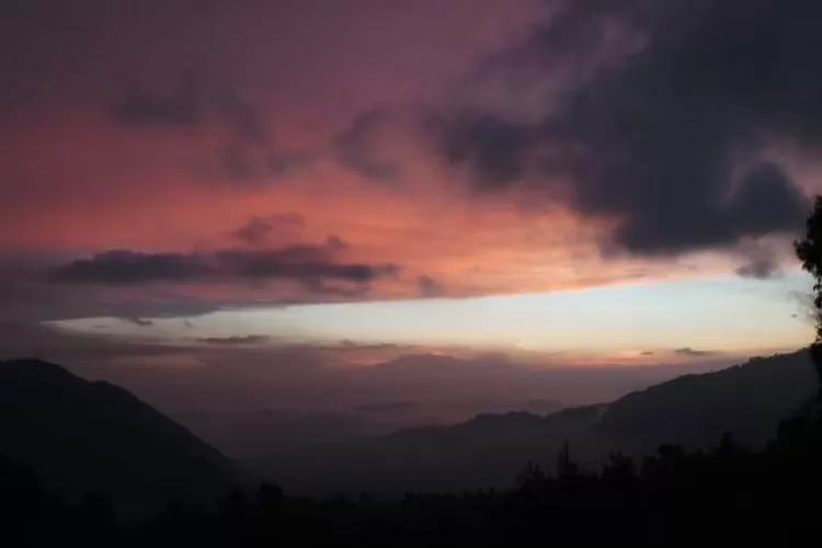 Pemandangan sunrise dari Bukit Mentingen, salah satu spot foto terpopuler Gunung Bromo. (Instagram/@tasnandy)