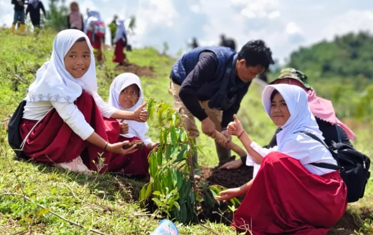 Telkom menargetkan penanaman 10.000 bibit pohon di sepanjang Sungai di wilayah Garut, Boyolali, dan Gowa.