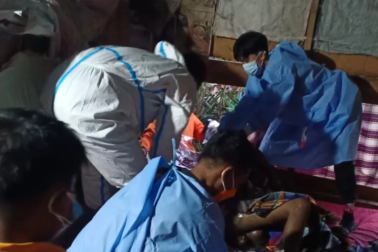 Mayat laki-laki dievakuasi setelah ditemukan sudah dalam kondisi meninggal beberapa hari