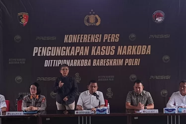 Dirtipidnarkoba Bareskrim Polri Brigjen Pol Mukti Juharsa beserta jajarannya.  (Foto: PMJ News/Fajar)