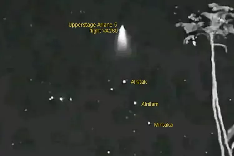 Penampakan cahaya ini diyakini tanda malam lailatul qadar dan salah satu tanda kiamat, ternyata itu roket misi Jupiter (Instagram @marufinsudibyo)