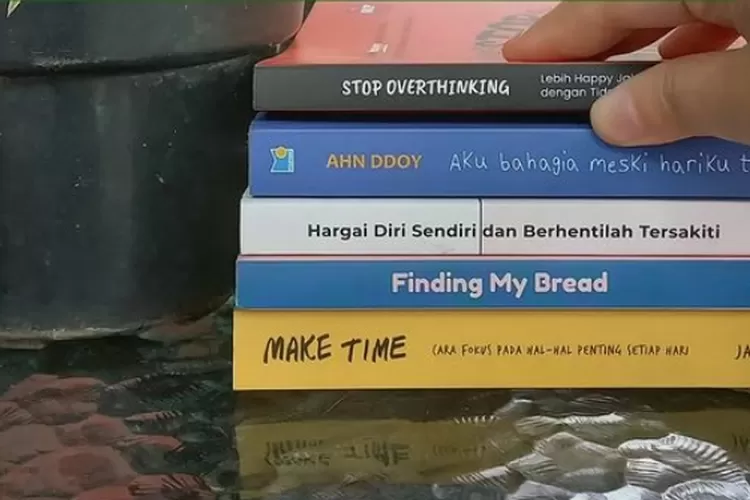 Intip 4 Cara Bookstagram Alya Putri Memilih Bacaan Non Fiksi Yang ...