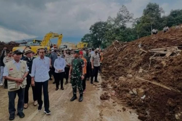 Presiden Jokowi meninjau lokasi gempa di Cianjur