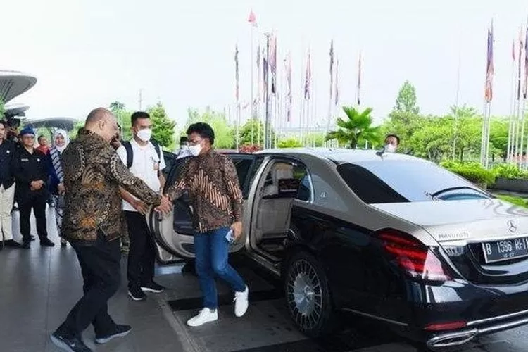 Menkominfo Johnny Plate tampak keluar dari mobil Mercedes-Maybach S650, sebelum ditetapkan sebagai tersangka korupsi BTS Kominfo oleh Kejaksaan Agung.