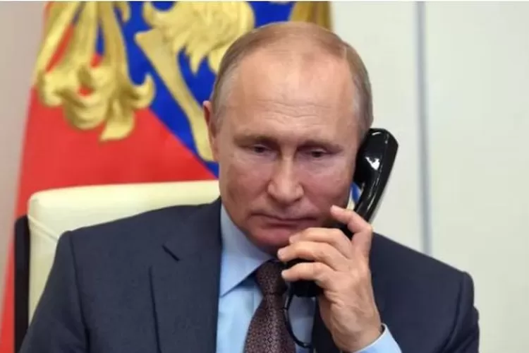 Vladimir Putin berbicara di telepon 