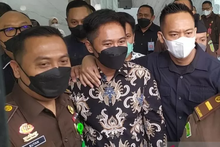 Doni Salmanan digiring jaksa di Kejaksaan Tinggi Jawa Barat, Kota Bandung, Jawa Barat, Selasa (5/6/2022).  (ANTARA/Bagus Ahmad Rizaldi)