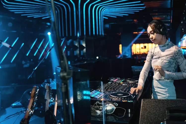 Full DJ dan Free Flow Cocktail for Ladies Selama November 2022 di Legends Club Semarang