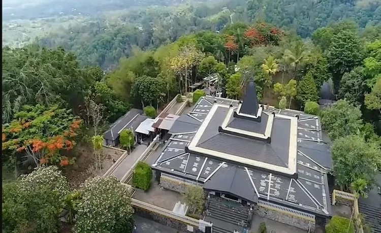 Tampak dari atas kompleks Astana Giri Bangun, tempat peristirahatan  terakhir Presiden Soeharto dan Ibu Tien