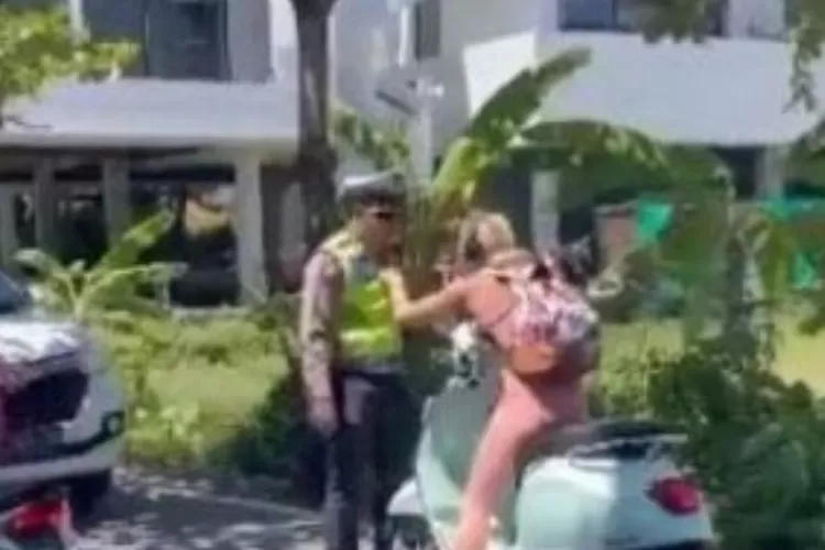 Ilustrasi. Turis WNA melanggar aturan tidak pakai helm saat mengendarai motor di Bali 
