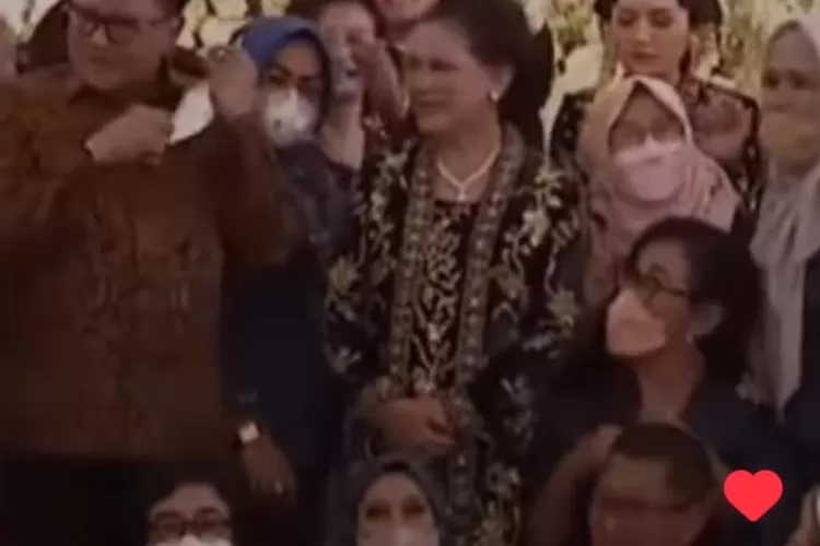 Momen Ibu Iriana Jokowi berfoto bersama para bestie, Kaesang jinjit biar ikut kefoto. Jokowi tertutupi.