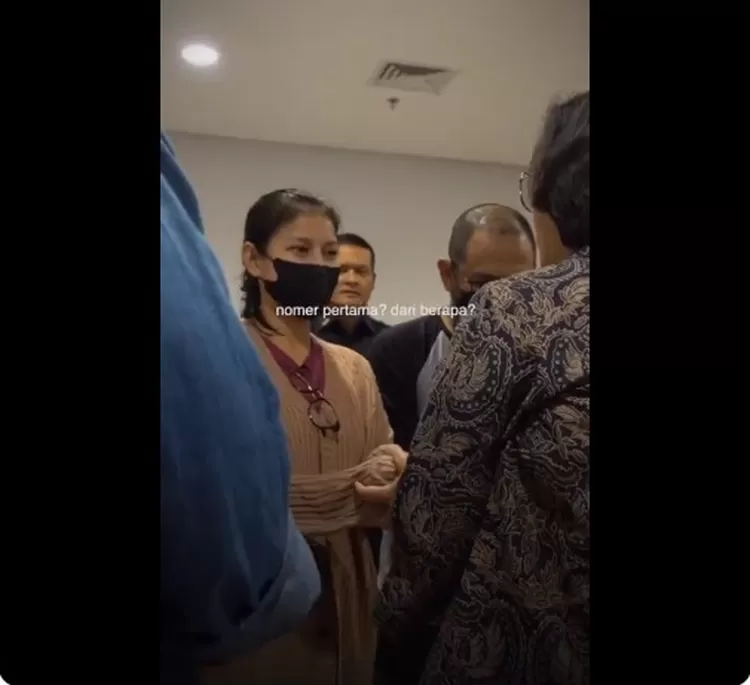 Sri Mulyani menggenggam erat tangan ibunda David Latumahina, menyampaikan permintaan maaf. 