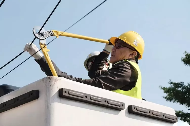 Walikota Depok Mohammad Idris, melakukan pemotongan kabel udara yang semrawut di Jalan Tole Iskandar, Kelurahan Sukamaju, Kecamatan Cilodong, Selasa (26/9). (Pemkot Depok)